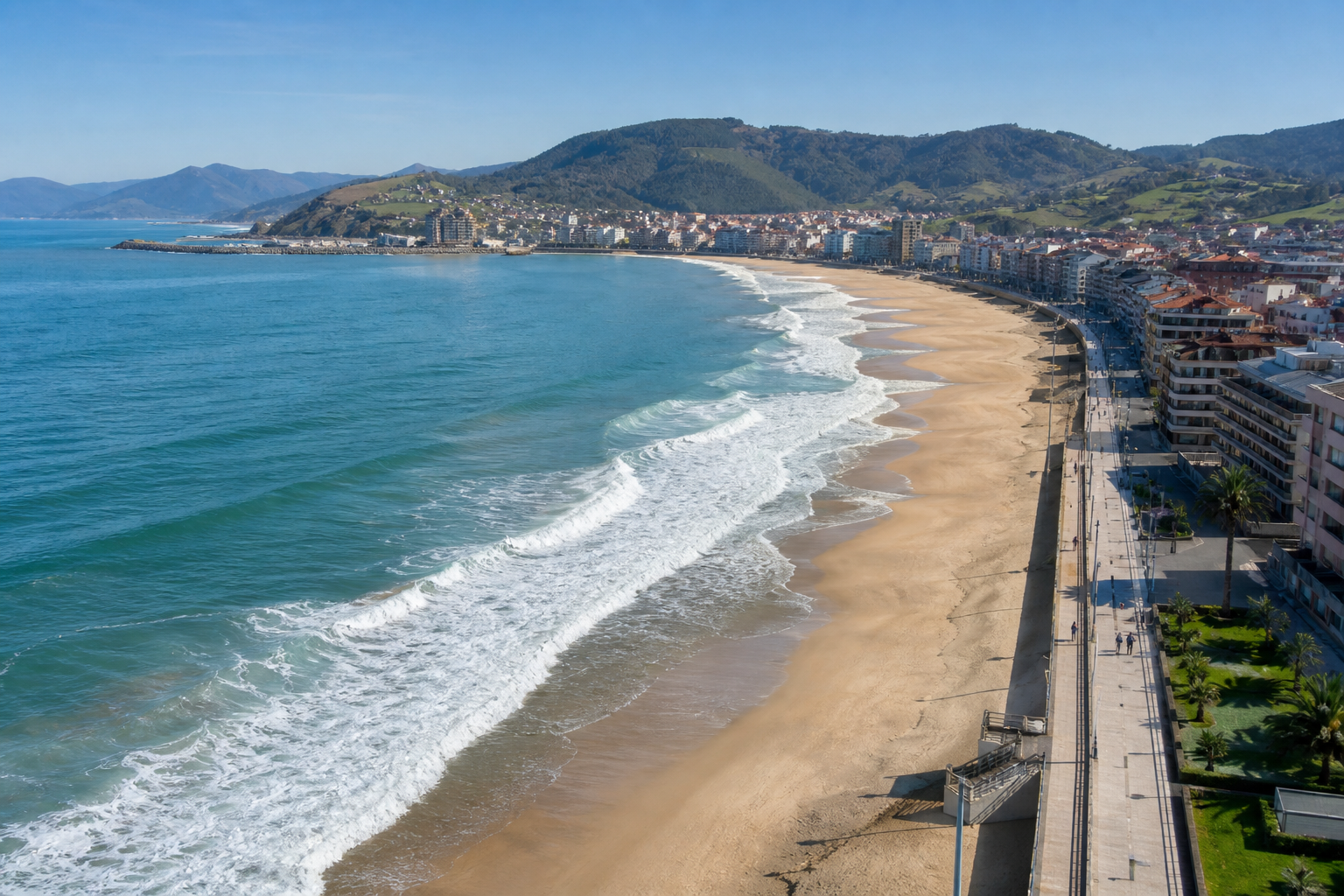 Vista aérea de la playa de Zarautz con el paseo marítimo y el pueblo al fondo